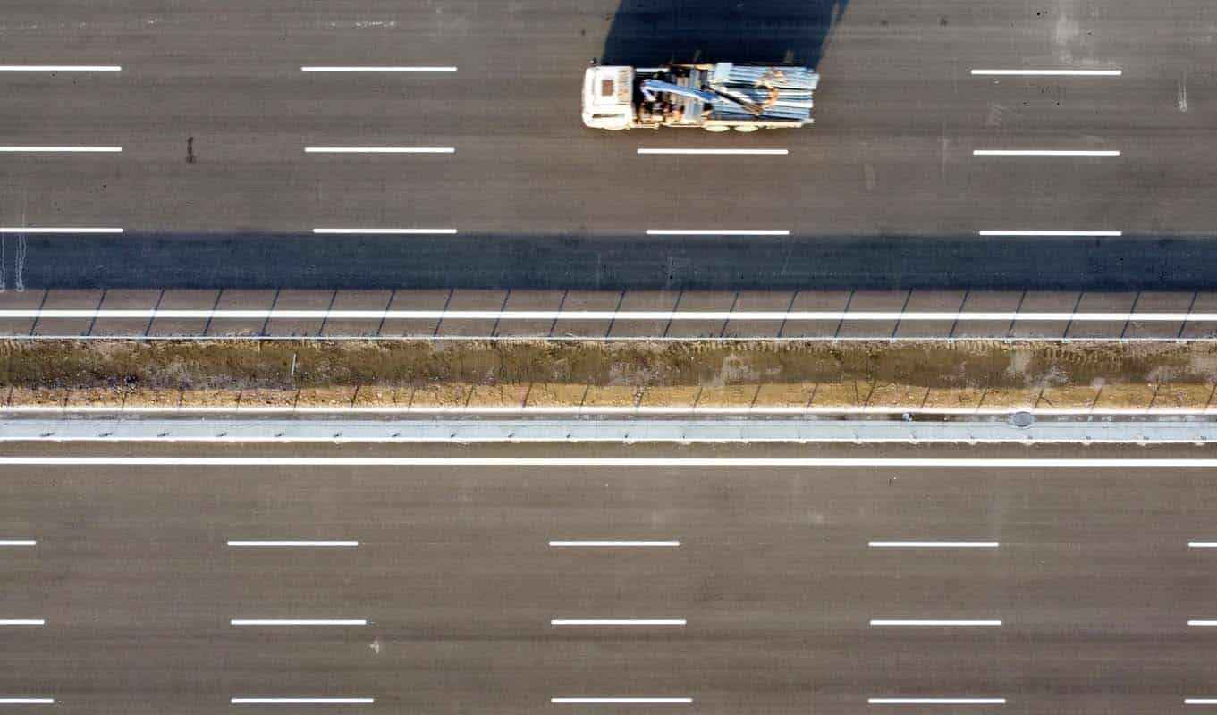 <p>İstanbul ve Kocaeli'deki büyük çaplı organize sanayi bölgelerine doğrudan erişen Kuzey Marmara Otoyolu, hızlı tren ve yük trenlerinin geçişine uyumlu dizayn edilen Yavuz Sultan Selim Köprüsü ile kara ve demir yolu ulaşım modları arasında da entegrasyon sağlayacak.</p>