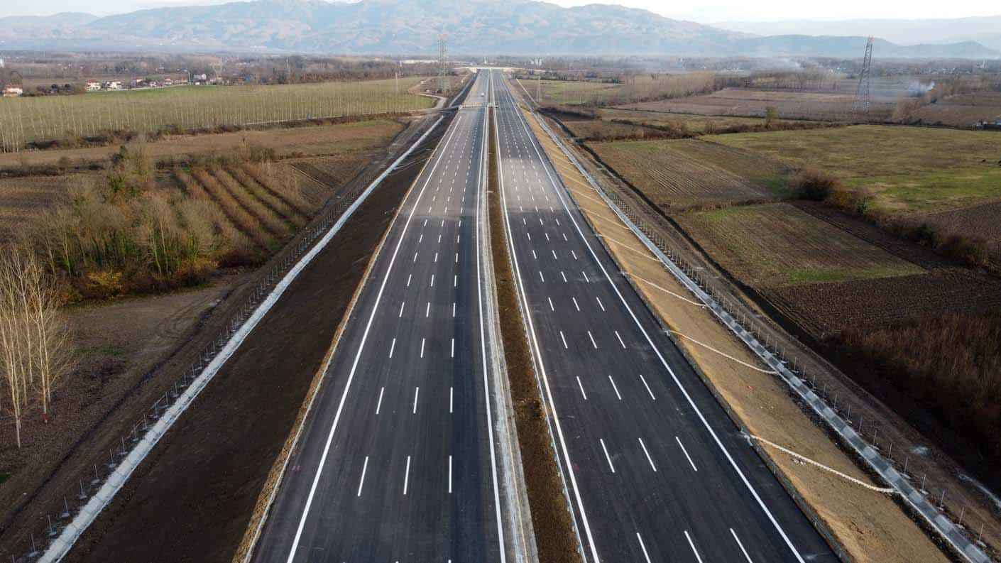 <p>Güzergah boyunca sanayi bölgelerine ve nüfusu yoğun bölgelere yapılan bağlantı yolları ve kavşaklarla otoyol çevresinde mal ve hizmetlerin kolaylıkla ekonomik hayata girmesi mümkün hale gelecek. Bu sayede İstanbul'a ve Avrupa'ya hızla erişebilen şehirlerin sayısı artmakla birlikte bölgesel ekonomik kalkınmaya da büyük katkı sunulacak.</p>