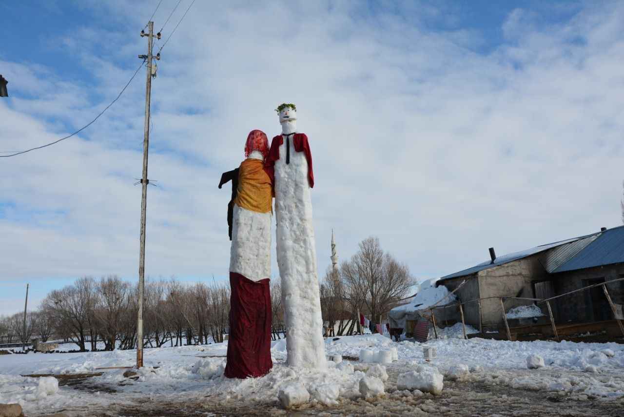 5 metrelik kardan gelin ve damat