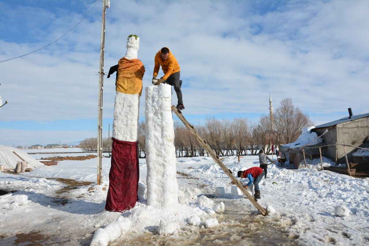 Doğansu Köyü'nde yaşayan ve yeni tip koronavirüs (Kovid-19) nedeniyle zamanlarının büyük bölümünü evde geçiren İmamoğlu kardeşler, bölgede etkili olan yoğun kar yağışını sevinçle karşıladı.