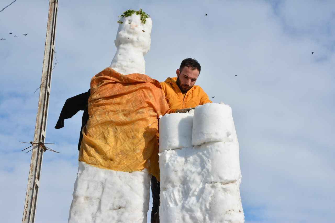 İmamoğlu kardeşler, kürek ve kova kullanarak 3 günde 5 metre uzunluğunda kardan gelin ve damat yaptı.