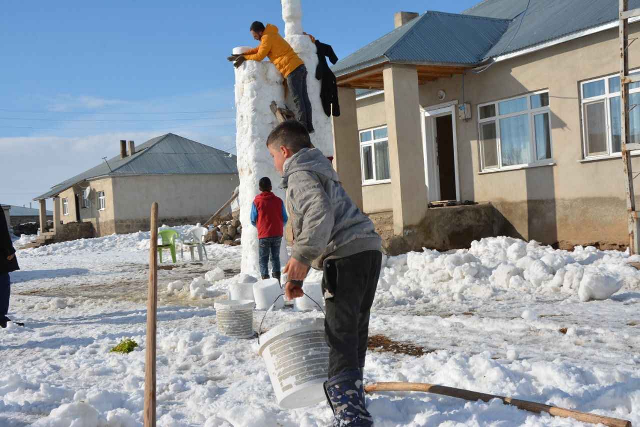 Kardeşlerden 21 yaşındaki Davut İmamoğlu, geçimlerini hayvancılık yaparak sağladıklarını ve bu yıl geçen seneye göre daha fazla kar yağdığını söyledi.