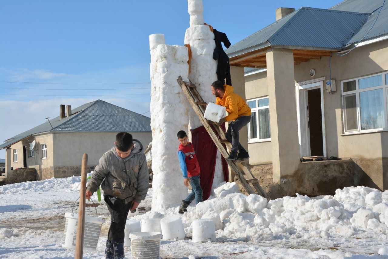 5 metrelik kardan gelin ve damat