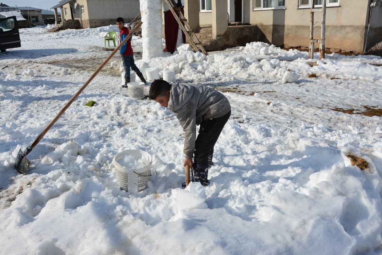 İmamoğlu, karın tadını çıkarmak için büyük bir kardan adam yapmayı kararlaştırdıklarını, 3 günlük çabayla amaçlarına ulaştıklarını belirtti.