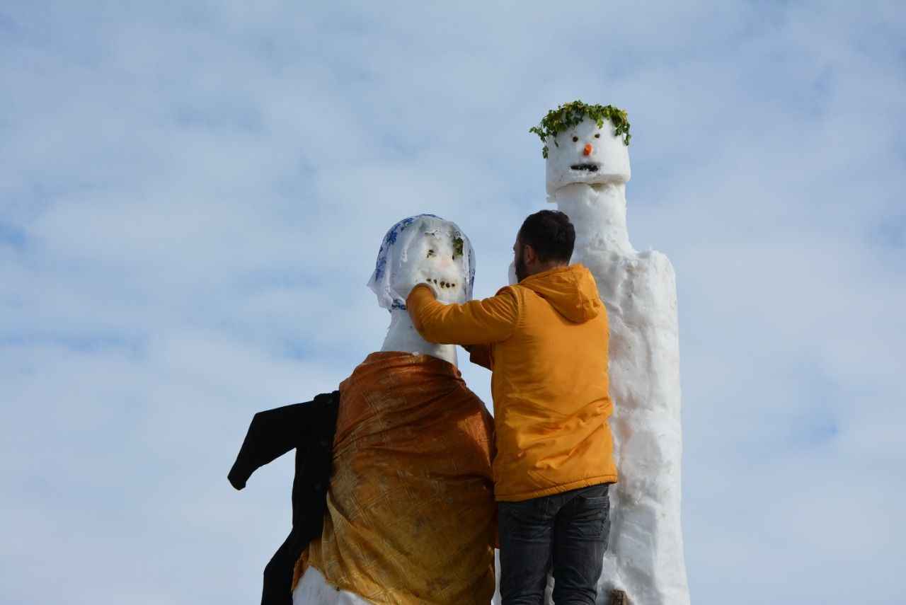 Köylülerin, yaptıkları kardan gelin ve damatla fotoğraf çektiklerini anlatan İmamoğlu, kardan traktör de yapmayı hedeflediğini kaydetti.