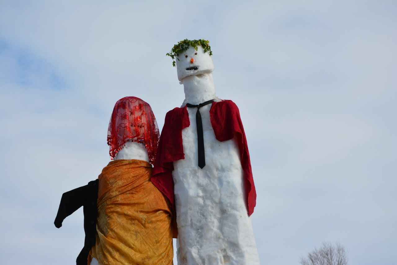 5 metrelik kardan gelin ve damat