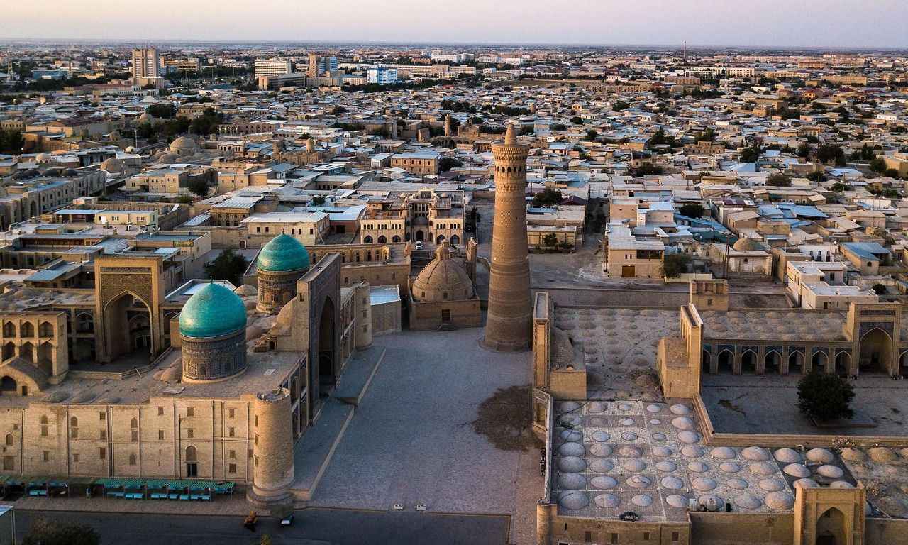 Milattan önce sekizinci yüzyılda kurulan Semerkant, zaman içinde bölgenin en önemli kenti haline gelmeye başladı. Orta Asya'daki en eski kentlerden biri olan Semerkant, İpek Yolu üzerinde Çin-Akdeniz hattında yer alır. Dolayısıyla da tarih boyunca hem ticaret hem de kültür alışverişi konusunda olukça zengin bir kimliğe sahip oldu.