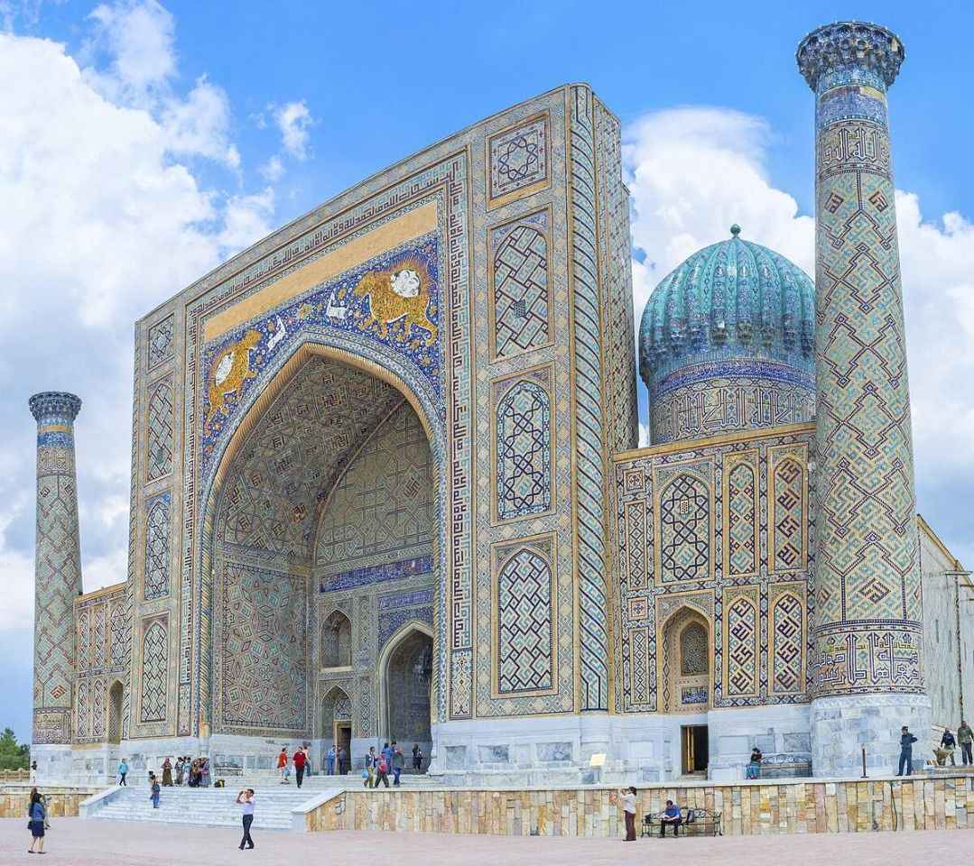 Büyük İskender'in Hint Seferi sırasında ele geçirdiği ve o dönemde Grekler tarafından Marakanda olarak anılan Semerkant, sonrasında Persler ve Türkler tarafından yönetildi. Kentin kültürel dokusunda tüm kültürlerin izlerine rastlamak mümkün.

13. yüzyılda Moğol istilasına uğrayan Semerkant, bu dönemde büyük bir yıkıma uğradı. Moğollar tarafından yerle bir edilen Semerkant, nüfusunun çok büyük bir bölümünü katliamlar sonucu kaybetti.