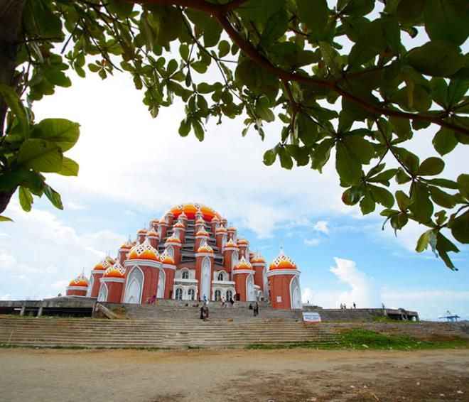 İhtişamıyla görenleri mest ediyor: 99 kubbeli caminin eşi benzeri yok