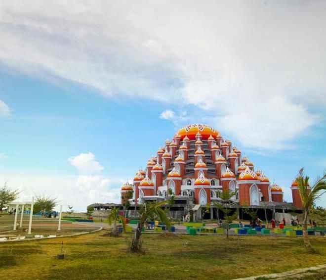 İhtişamıyla görenleri mest ediyor: 99 kubbeli caminin eşi benzeri yok