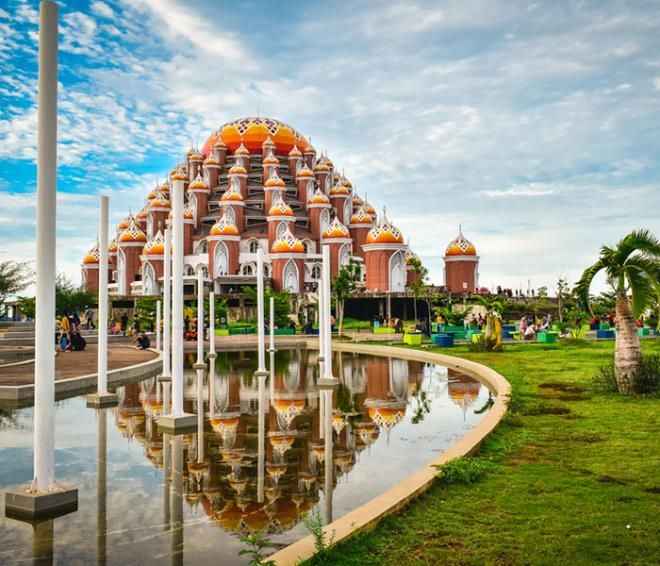 İhtişamıyla görenleri mest ediyor: 99 kubbeli caminin eşi benzeri yok