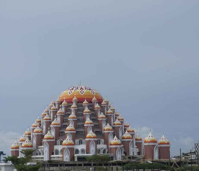 İhtişamıyla görenleri mest ediyor: 99 kubbeli caminin eşi benzeri yok
