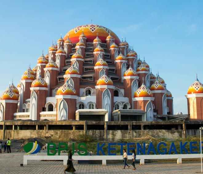 İhtişamıyla görenleri mest ediyor: 99 kubbeli caminin eşi benzeri yok