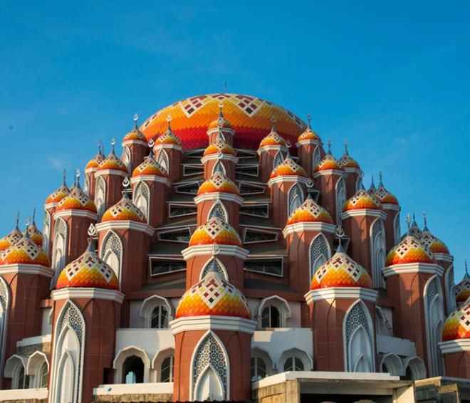 Camiyi görmeye gidenler, etraftaki doğal güzelliklerden dolayı görsel şölen yaşıyor.