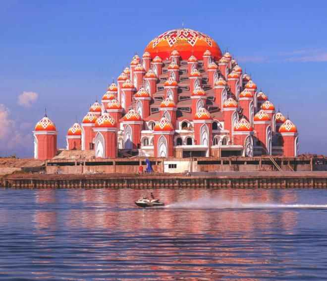 Caminin bulunduğu Makassar, Endonezya'nın Güney Sulawesi ilinin başkenti olan şehir...