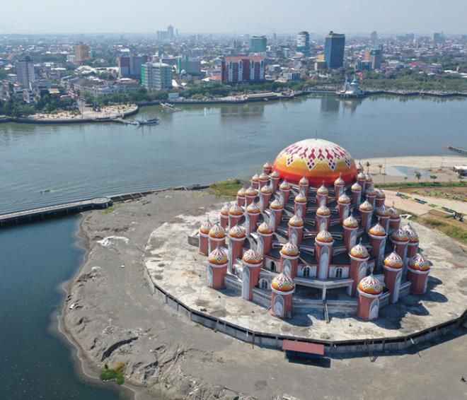 Ayrıca Sulawesi Adasının en büyük şehri...