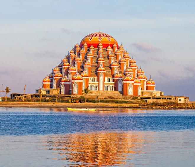 Endonezya'nın Cakarta, Surabaya, Bandung, ve Medan şehirlerinden sonraki 5. büyük şehridir.