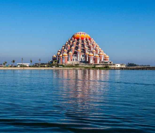 Bu şehir Endonezya'nın Sulawesi adasının güneybatı kıyısında yer alıyor.