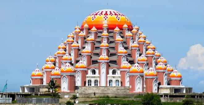 İhtişamıyla görenleri mest ediyor: 99 kubbeli caminin eşi benzeri yok