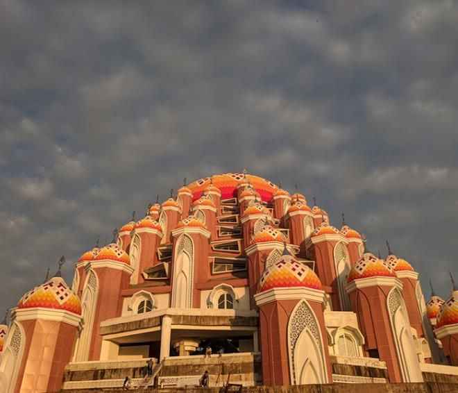 İhtişamıyla görenleri mest ediyor: 99 kubbeli caminin eşi benzeri yok