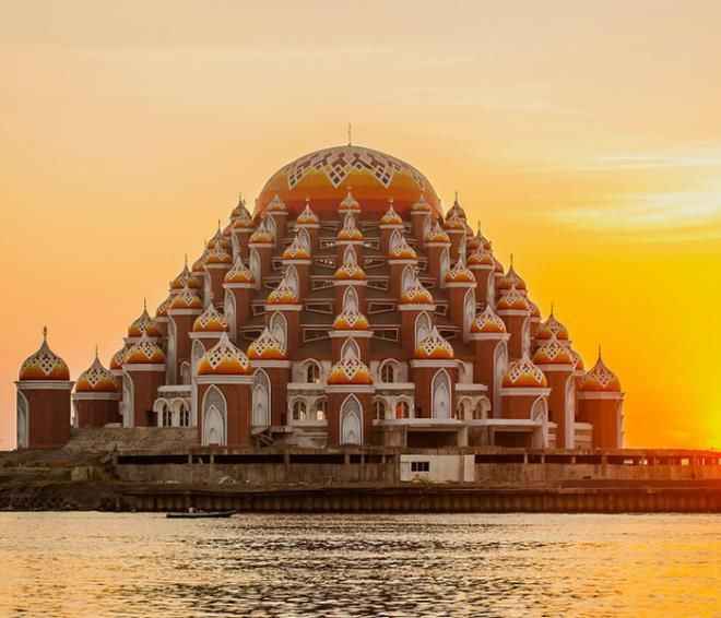 İhtişamıyla görenleri mest ediyor: 99 kubbeli caminin eşi benzeri yok