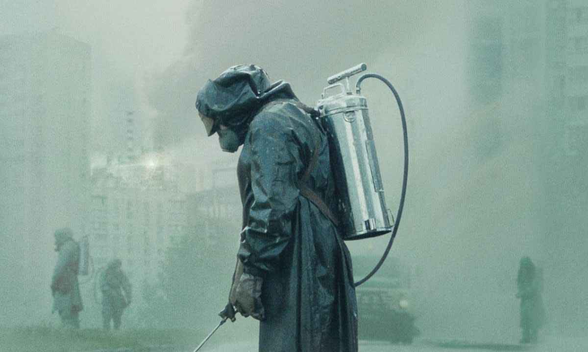 Chernobly (2019) IMDB Puanı: 9.7

2019 yılında HBO tarafından ekranlara getirilen Chernobly, 1986 yılında yaşanan Çernobil felaketini anlatmaktadır. İlk bölümünden sonra herkesin gönlünü alan ve IMDB'de 9.5 puan alarak en iyi diziler arasına giren Chernobly, Ukrayna'nın Belarus sınırındaki Çernobil şehrine kurulan felaket sonrasında yaşanan olayları anlatmaktadır.