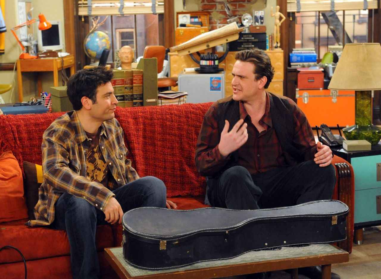 How I Met Your Mother (2005-2014) IMDb: 8,7

 How i met your mother dizisi, Ted Mosby adlı başrol karakterin çocuklarına anneleri ile nasıl tanıştığını anlatması ile başlamaktadır. Dizide genellikle Ted Mosby’nin geçmişinde arkadaşları ile yaşadığı hayatı anlatılmaktadır.