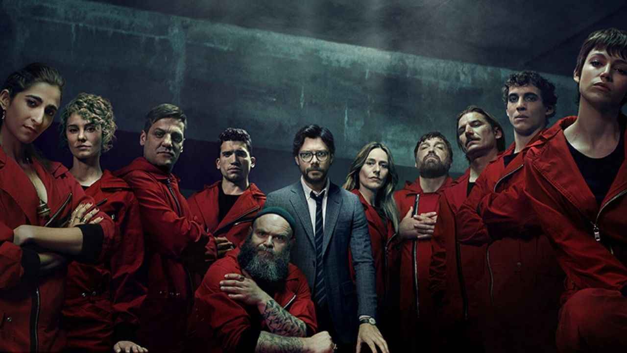 La Casa De Papel (2017 - ) IMDb: 8,7

La Casa de Papel her şeyden önce bir soygunun hikayesidir. Dizi, profesörün Ulusal madeni para ve pul fabrikasında mükemmel soygunu gerçekleştirmek için her şeyi nasıl hazırladığını ve organize ettiğini anlatıyor. Profesör, planında başarılı olabilmek için, kimliklerini korumak için kendilerini şehir isimleriyle çağıran 8 mahkumu işe aldı. Böylelikle Tokyo, Nairobi, Rio, Moskova, Berlin, Denver, Helsinki ve Oslo 2,4 milyar euro basmak için fabrikada on gün kapalı kalacak. Aynı zamanda öğretmen, zamandan kazanmak ve eylemlerini tahmin etmek için polisle oynayacaktır..