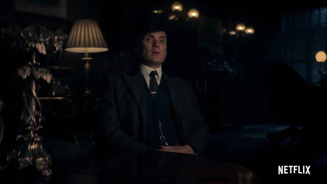 Peaky Blinders (2013 - ) IMDb: 8.8

Türkiye'de, son yıllarda en çok izlenen yabancı diziler listesinde bir çok kişinin beğenisini kazanan Peaky Blinders, İngiltere'nin Birmingham şehrinde çetelerin birbiriyle yaşadığı olayları izleyiciye aktarmaktadır. Çete için her şey tıkırında giderken son bir soygunda hata yapılır ve çetenin başına bela olacak bir müfettiş görevlendirilir… ,