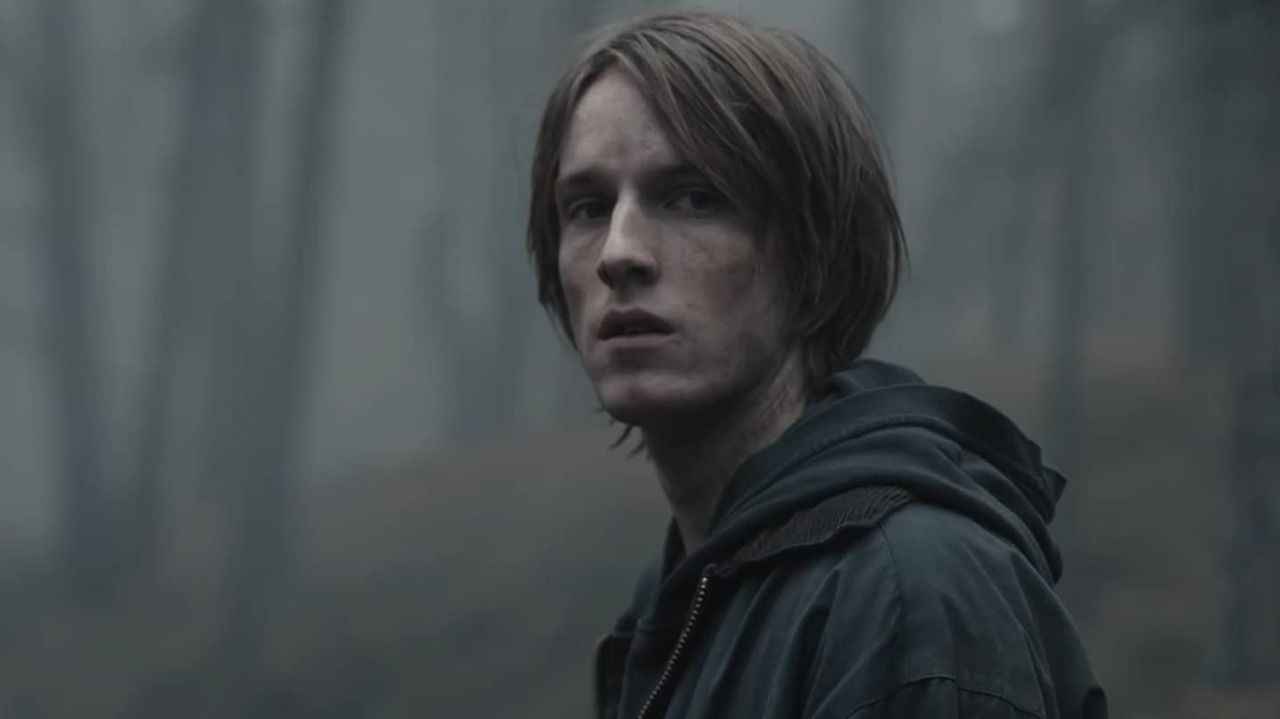 Dark (2017 -) IMDB: 8.6

Alman dizisi olan Dark, televizyon ekranlarından yayınlanmaya başladığından beri IMDb sıralamasında da oldukça başarılı bir giriş gerçekleştirdi. Dark dizisinin konusu, iki küçük çocuğun kaybolduğu Winden'ı ele almaktadır. Çok dikkatli izlemeniz gereken dizilerden bir tanesi...