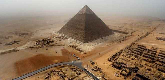 6. Mısır piramitleri dünya haritası düz olarak esas alındığında dünyanın merkezinde bulunmaktadır.