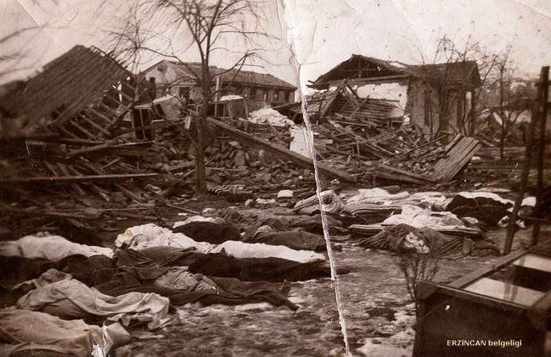 10. Erzincan - 1939

Erzincan’nda 7.2 büyüklüğünde gerçekleşen depremde, 32 bin 962 hayatını kaybetti. 116 bin 720 binanın yıkılmasıyla sonuçlanan deprem, Türkiye’de gerçekleşen depremler arasında en ciddi olnalar arasında yer almaktadır.
