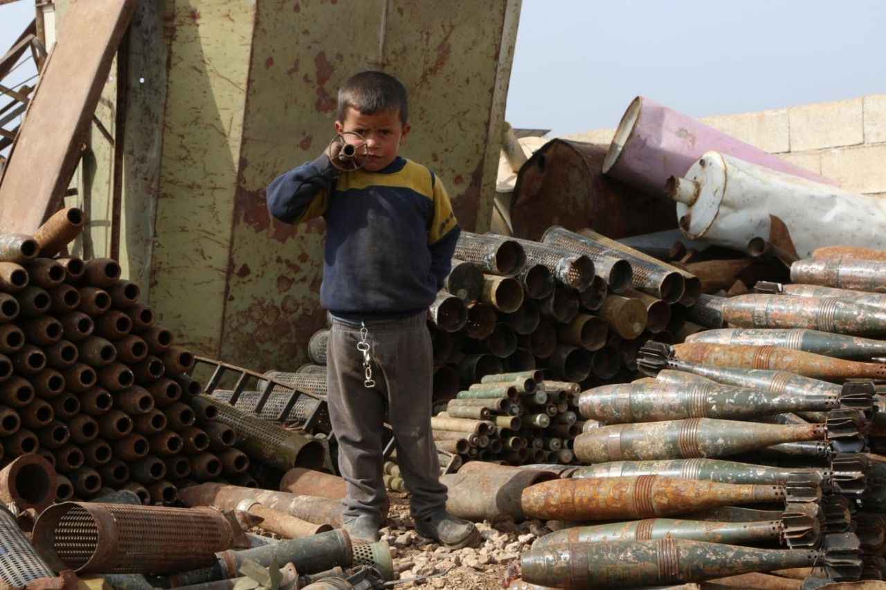 Suriyeli aile şarapnel ve mermi parçalarıyla geçimini sağlıyor