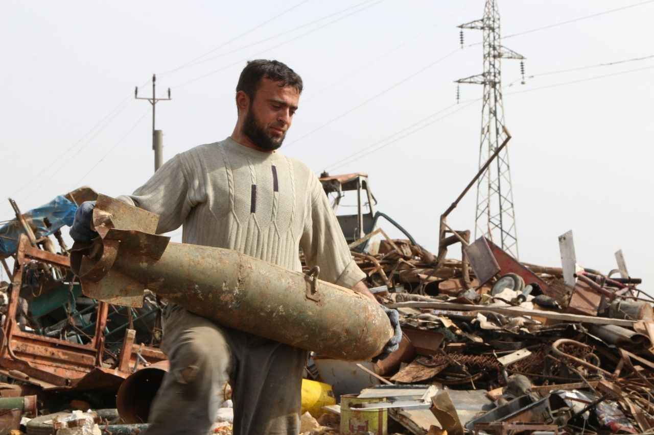 Koronavirüs salgının ortasında ekonomik krizden de muzdarip olan savaşın harap ettiği ülkede Ebu Malik, ayırdığı hammaddelerin değerli kaynaklar haline geldiğini söyledi. Elde ettiği kaynakları ısıtıcılara veya yemek pişirme aletlerine dönüştüren Ebu Malik, çok sayıda demirciye ve işçiye kaynak sattığını ifade etti. Mıddle East Eye'a verdiği demeçte Ebu Malik ''Ayrıca inşaat işçilerine de barut satıyoruz. Onlar bu barutlarla büyük kayaları patlatarak inşaat için uygun hale getiriyorlar.'' dedi.