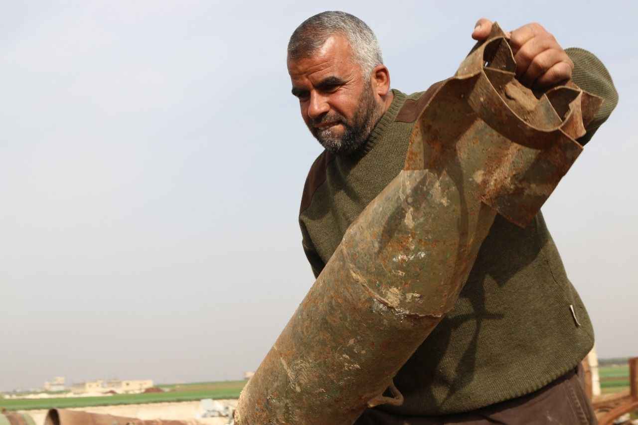 Patlamamış mermilerle ilgili tehlikenin farkında olduğunu belirten Malik 9 yıldır savaş kalıntılarıyla uğraşmalarının bir sonucu olarak geri dönüşüm alanında uzmanlaşmış birçok kurumdan daha fazla deneyim kazandıklarını açıkladı. Kara mayınları, patlamamış mayınlar ve mermilerle mücadeleye odaklanan bir kurum olarak Halo Trust'ın açıkladığı verilere göre 2015'ten bu yana Suriye'de en az 3 bin 500 patlamamış füze, mayın ve mermi kazası meydana geldi. Kazaya kurban gidenlerin yüzde 25'ini ise çocuklar oluşturuyor. 