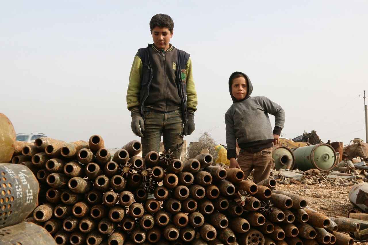 ''Üç oğlum, yeğenlerim ve bazı işçiler bana yardım ediyorlar. Ancak kimsenin tehlikeli olan işlere yaklaşmasına izin vermiyorum. Oğullarım derslerini bitirdikten sonra bana yardım ediyor, onların eğitimine çok önem veriyorum. Bilgiyle, savaşın yok ettiklerini yeniden inşa edebileceğimize inanıyorum.''