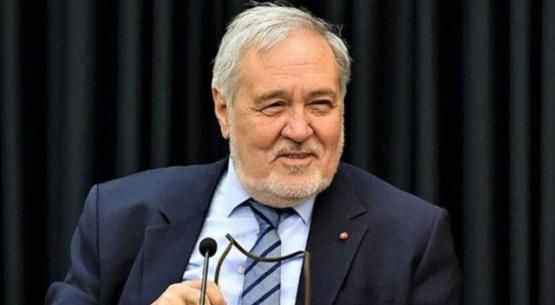 1. İlber Ortaylı

Ülkemizin tanınan tarih profesörlerinden İlber Ortaylı listemizin ilk sırasında yer alıyor. “Yaşayan kütüphane” olarak adlandırılan Ortaylı, eserleriyle tarihe meraklı olmayanların bile ilgisini çekmeyi başarıyor. “Türklerin Altın Çağı” , “Defterimden Portreler” , “İlber Ortaylı Seyahatnamesi” , “Türkiye’nin Yakın Tarihi” gibi kitaplara imza atan Ortaylı’nın 2019 yılının ilk aylarında yayımlanan kitabı “Bir Ömür Nasıl Yaşanır? Hayatta Doğru Seçimler İçin Öneriler” çok uzun zamandır “Çok Satan Kitaplar” listesinin müdavimi. Ortaylı’nın yaşam tecrübelerini okuyucuyla paylaştığı eseri henüz okumadıysanız okuma listenize eklemenizi öneririz. 