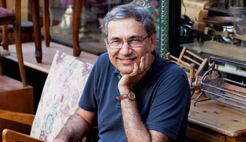 11. Orhan Pamuk

7 Haziran 1952'de İstanbul'da dünyaya gelen Orhan Pamuk, Cevdet Bey ve Oğulları isimli roman ile edebiyat dünyasına adım attı.  Orhan Pamuk, Nobel ödülünü almasıyla uluslararası alan daha geniş bir şekilde tanınmaya başladı. Orhan Pamuk'un romanları pek çok dile çevrilmiştir. Ülkemizde en çok okunan yazarlardan olan Orhan Pamuk 2014'te Kafamda Tuhaflık isimli romanını çıkardı. Hala okumadıysanız Masumiyet Müzesi kitabını ehemmiyetle öneririz. 