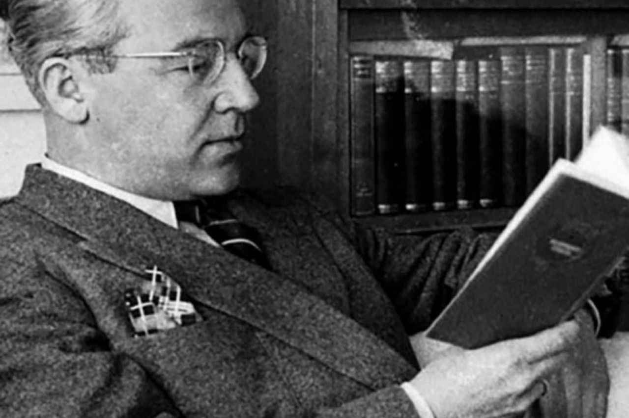 4. Sabahattin Ali 

Şiirlerinin yanı sıra arkasında bıraktığı üç ölümsüz romanla edebiyatımızın usta kalemleri arasına giren Sabahattin Ali’ye okuyucular bu yıl da kayıtsız kalamadılar. Toplumsal güçlerin kişilikler üzerindeki sarsıcı etkisini ve güçsüz insanın çaresizliğini konu alan “İçimizdeki Şeytan” ve güçlü bir tutkunun hikayesi “Kürk Mantolu Madonna” yazarın ölümsüz eserleri arasında yer alıyor. Bu iki romanın yanı sıra edebiyatımızın en romantik kahramanlarından biri olan Yusuf ile tanışmamızı sağlayan “Kuyucaklı Yusuf”u da kitaplığınıza eklemenizi öneririz. 