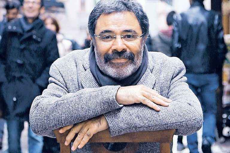 5. Ahmet Ümit 

Polisiye türünün tartışmasız en iyi isimlerinden biri olan Ahmet Ümit, sonbaharda raflarda yerini alan kitabı “Aşkımız Eski Bir Roman” ile çok satanlar listesine hızlı bir giriş yapmıştı. Hatırı sayılır bir okuyucu kitlesine sahip olan Ahmet Ümit son kitabında, “Beyoğlu'nun En Güzel Abisi” , “Şeytan Ayrıntıda Gizlidir” , “İstanbul Hatırası” romanlarından da tanıdığımız kahramanı Başkomiser Nevzat’ın yeni serüvenini okuyucuyla paylaşıyor. Eğer türün meraklısıysanız Başkomiser Nevzat ile yine soluksuz okuyacağınız bu macerayı kaçırmayın. 