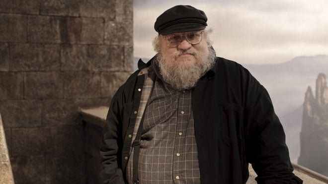 8. George R. R. Martin

Son yılların en popüler dizilerinden Taht Oyunları (Game of Thrones) ile adını tüm dünyaya duyuran George R. R. Martin eserleri merakla beklenen yazarların başında geliyor. Tüm dünyada satış rekorları kıran “Buz ve Ateşin Şarkısı” adlı epik serisiyle okuyucuyu bambaşka dünyalara götüren yazar kasım ayında raflarda yerini alan yeni kitabı “Ateş ve Kan” ile yeniden gündeme geldi. Kitabında okuyucuyu Taht Oyunları’nda yaşanan olayların yüzyıllar öncesine götüren yazar, Targaryenların tarihini anlatarak okuyucunun aklında yer etmiş pek çok soruyu cevaplıyor. Henüz seriyi okumadıysanız ilk kitap olan “Taht Oyunları” ile bu epik dünyaya adım atabilirsiniz. 