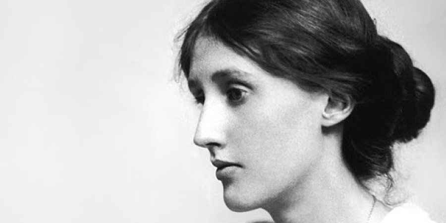 9. Virginia Woolf 

20. yüzyılın en önemli yazarlarından Virginia Woolf, kadın hareketinin öncü kitaplarından biri olan “Kendine Ait Bir Oda” ile üzerinden geçen doksan yıla rağmen okuyucuyu etkilemeyi başarıyor. Henüz okumadıysanız yazarın ilgi çekici romanı “Bayan Dalloway” ve “Dalgalar”ı da mutlaka okumalısınız. 