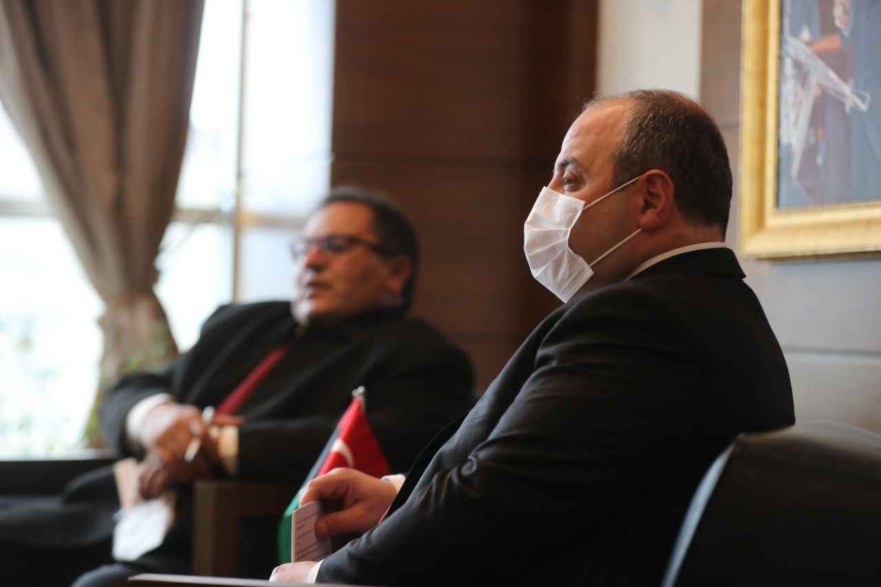 Bakan Varank'a maaşının ne kadar olduğu da soruldu. Türkiye'de bakan maaşlarının milletvekillerininkiyle aynı olduğunu söyleyen Varank, "Rakam telaffuz etmeyelim ama maaşımız Kılıçdaroğlu'nun (CHP Genel Başkanı) maaşından az. Çünkü biliyorsunuz o aynı zamanda emekli olduğu için çift maaş alıyor." değerlendirmesinde bulundu.