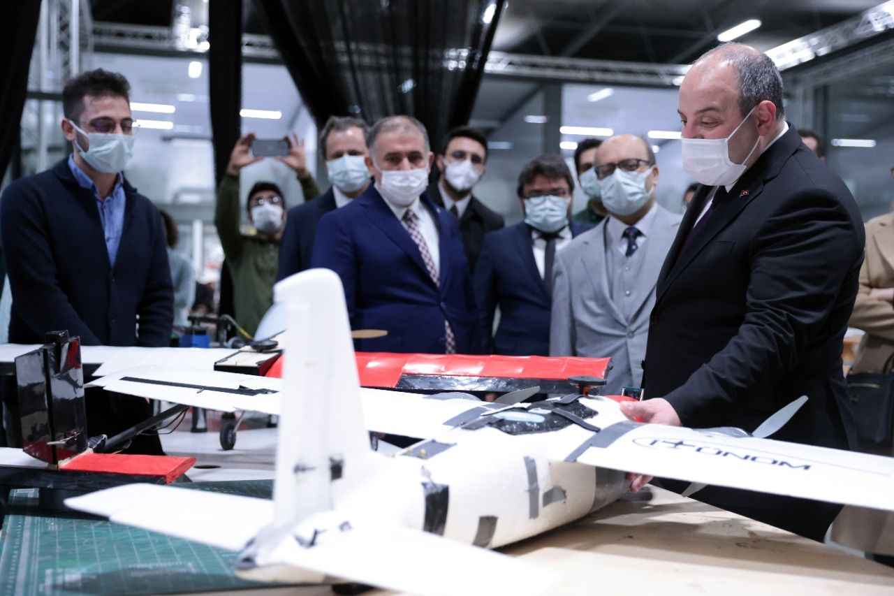 18 yaşında bir gencim, üniversiteye hazırlanıyorum ve sürekli yurt dışı hayalleri kuruyorum. Ben vatan haini miyim?" sorusu üzerine Bakan Varank, şunları söyledi:

"Tabii ki değilsin, bir gencimizin yurt dışında çalışmak ve eğitim almak istemesinde hiçbir mahsur yok. Yeter ki aklının bir köşesinde her zaman memleketi olsun, memleketine hizmet etmek olsun. Bugün birçok bilim insanımız yurt dışında edindiği tecrübelerle ülkelerine gelip hizmet ediyorlar, siz de onlardan biri olabilirsiniz."