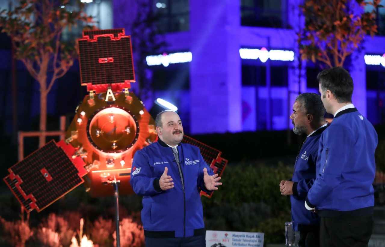 Ankara-İstanbul hızlı trenini mi yoksa Türkiye'nin Otomobili'ni (TOGG) mi tercih edeceğinin sorulması üzerine Varank, "Elbette TOGG ile seyahat. TOGG, özellikleriyle, menziliyle gerçekten başarılı bir araç olacak. Aynı zamanda Ankara-İstanbul arasında Kuzey Marmara Otoyolu'nun açılmasıyla birlikte kara yolu seyahati çok daha güvenli, konforlu ve hızlı bir hale geldi, onun için TOGG." cevabını verdi.