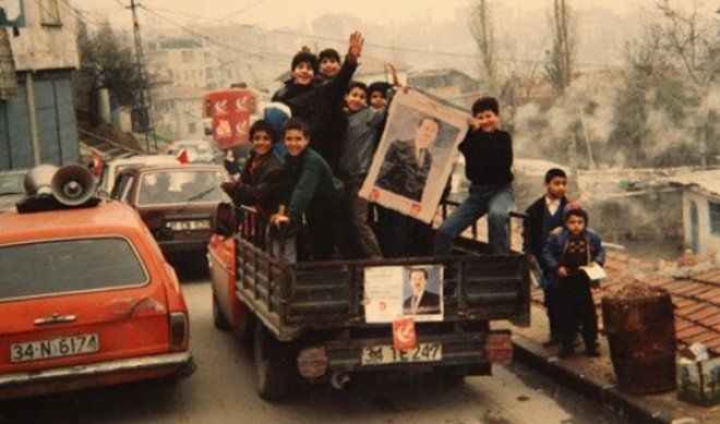 1989'da Beyoğlu Belediye Başkanlığı'na aday oldu. Partisi adına rekor oy almasına rağmen şaibeli sandık sonuçlarıyla seçimi kaybetti.