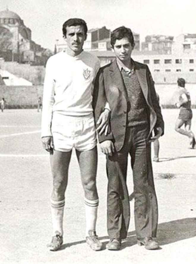 Erdoğan, darbe sonrası siyasetteki görevlerini bırakmak zorunda kaldı. Siyasete ara verirken, 16 senelik futbol hayatına da nokta koydu.