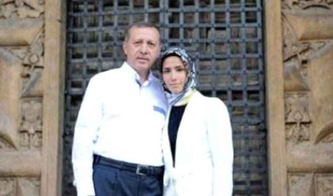Aynı yıl kızı Sümeyye Erdoğan dünyaya geldi.