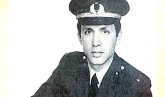 1982 yılında askere gitti. Yedek subay eğitimini Tuzla'da yaptı. İstanbul Hasdal'da 77. piyade alayında askerliğini tamamladı.