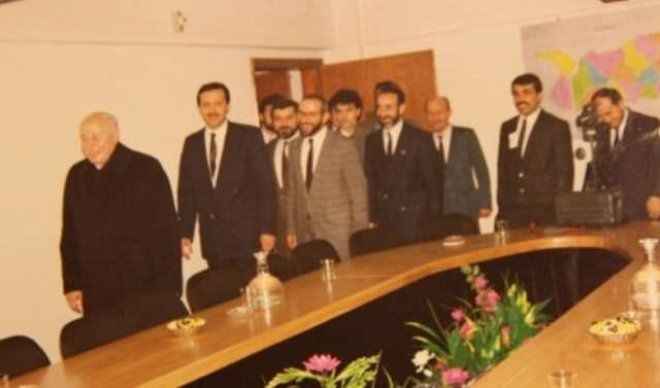 1976 yılında Milli Selamet Partisi Beyoğlu İlçe Gençlik Kolu Başkanlığı'na ve aynı yıl MSP İstanbul İl Gençlik Kolları Başkanlığı'na seçildi.